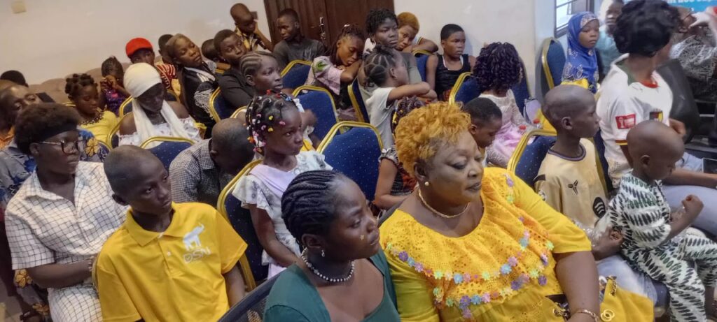 Salle pleine lors de la remise des kits scolaires au siège du CCRB