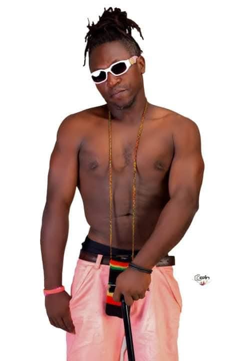 Maasta MC torse nu, pantalon rose, lunettes blanches