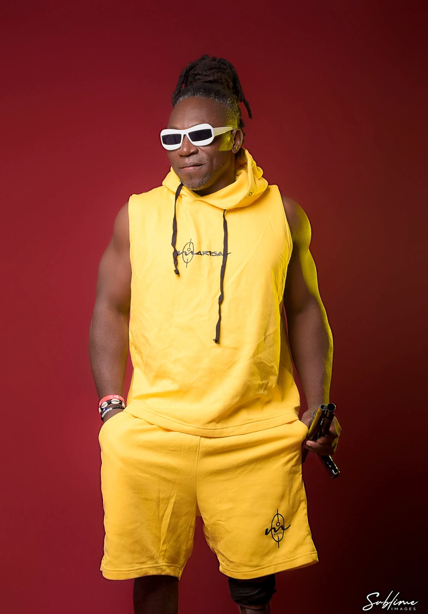 Maasta MC en tenue jaune, shooting studio