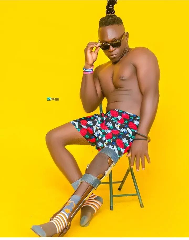 Maasta MC assis, short à fleurs sur fond jaune